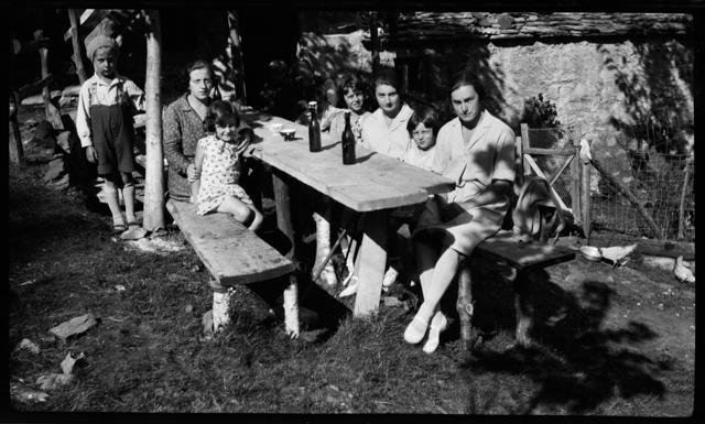 Gruppo attorno a un tavolo a (?)