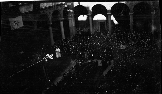 Manifestazione nel cortile di un edificio