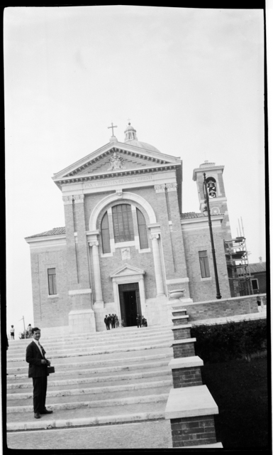 Veduta della chiesa di Santa Maria Regina Pacis a Ostia