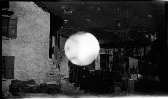 Gruppetto davanti a delle cascine a (?)