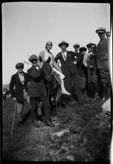 Gruppo di persone in festa alla Sassèra