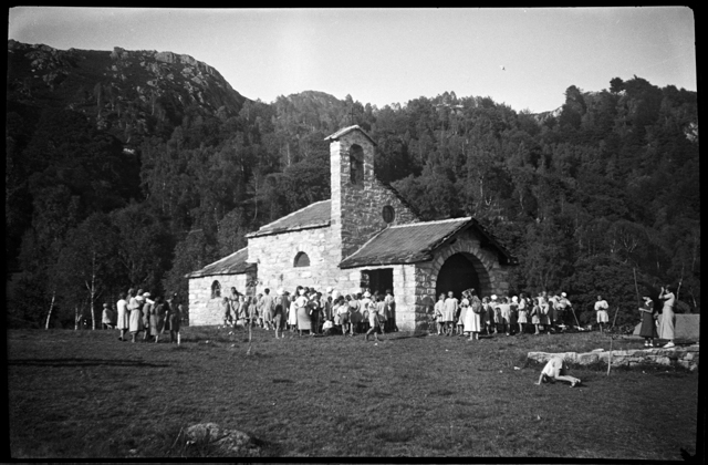 Gruppo di persone in visita alla chiesa di Maria SS Ausiliatrice a Gola di Lago