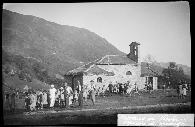 Gruppo in visita alla chiesa di Maria SS Ausiliatrice a Gola di Lago
