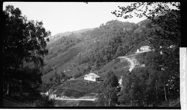 Veduta dei monti di Gola di Lago con la chiesa di Maria SS Ausiliatrice