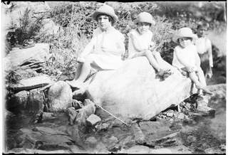 Carmen e Sylva Besomi al fiume con due amici
