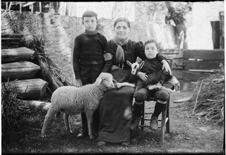 Famiglia in posa con pecora e capra