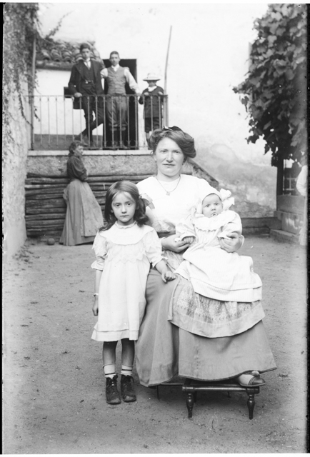 Madre con bambini in posa a Carona