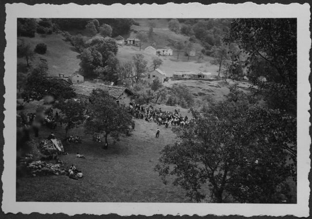 Veduta della messa per l'arrivo della Madonna del Sasso in Brena, Gola di Lago