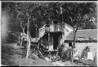 Famiglia Besomi davanti alla casa di Gola di Lago