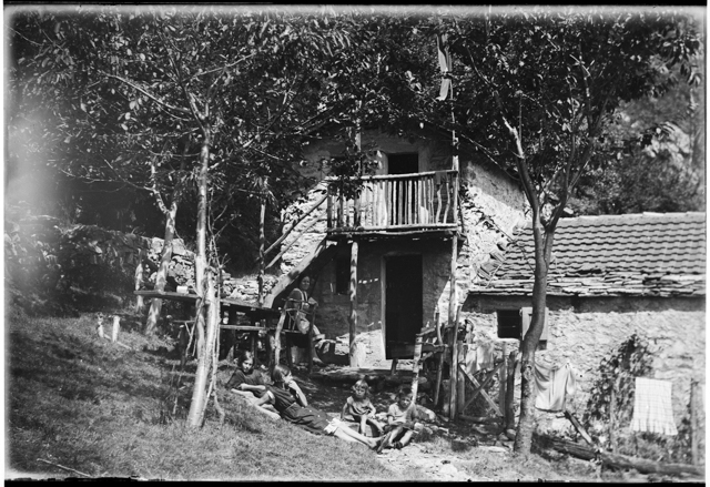 Famiglia Besomi davanti alla casa di Gola di Lago