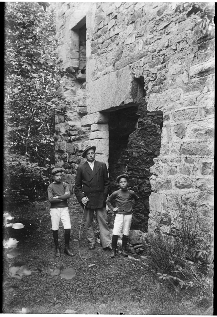 Uomo con bambini alla Torre di Redde