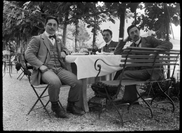 Tre uomini attorno ad un tavolo