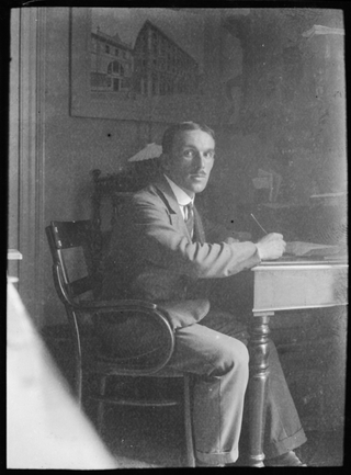 Enrico Besomi seduto alla scrivania