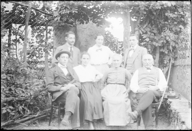 Ritratto di famiglia in giardino