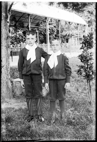 Due bambini nel giardino del cinematografo Flora a Tesserete