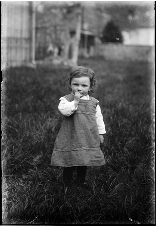 Ritratto di bambina in un prato