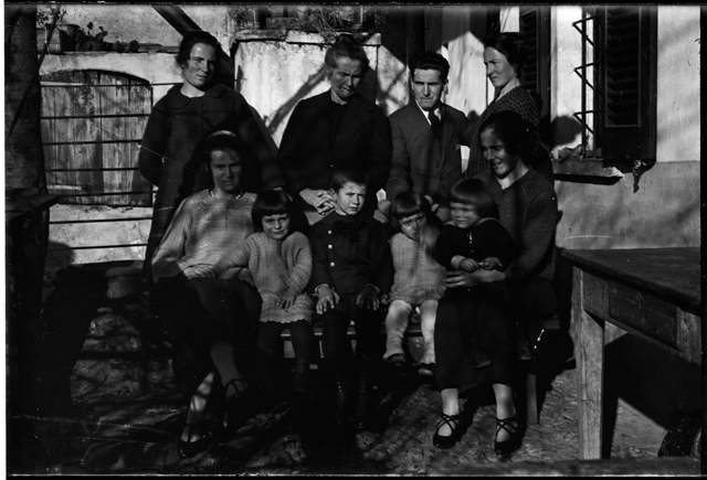 Famiglia Pellandini all'esterno di una casa