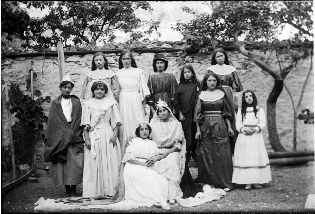 Attrici teatrali in posa a Tesserete