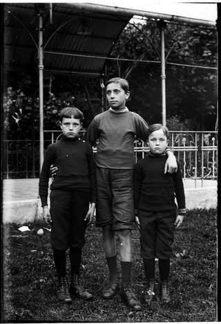 Ritratto di donna con bambini nel giardino del cinematografo Flora a Tesserete