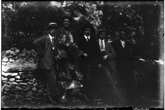 Gruppo di uomini in posa