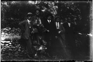 Gruppo di uomini in posa