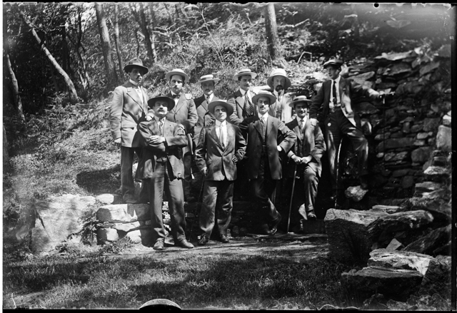 Gruppo di uomini in posa