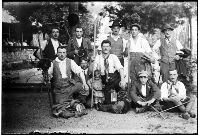 Gruppo di uomini in posa