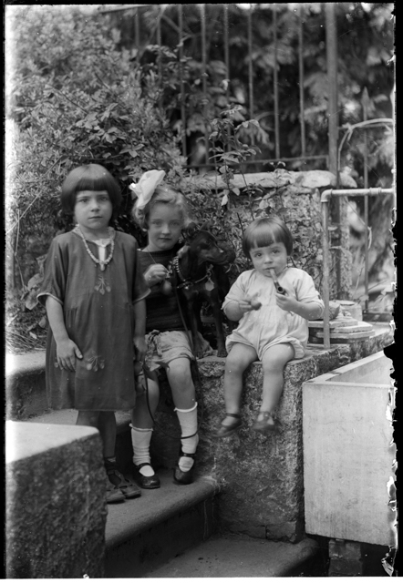 Ritratto di Carmen e Enrico "Cheto" Besomi con un'amica