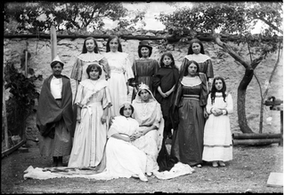 Attrici teatrali in posa a Tesserete