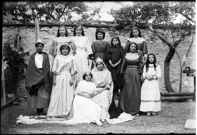 Attrici teatrali in posa a Tesserete