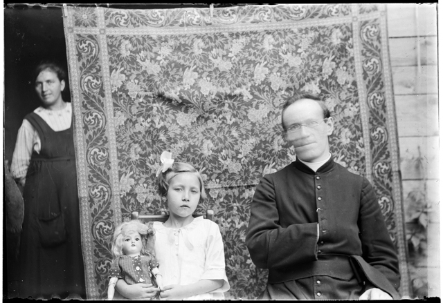 Ritratto di parroco con bambina