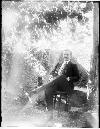 Ritratto di uomo sotto a una pianta