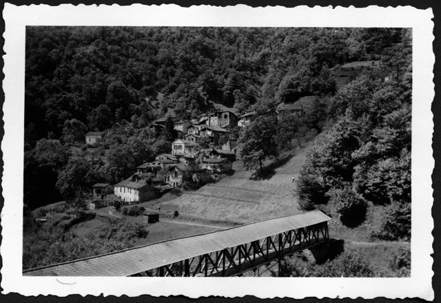 Il ponte e il paese di Curtina