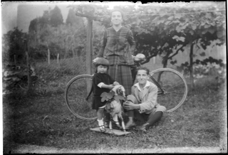 Ritratto di Camilla Pellandini con due bambini in un giardino