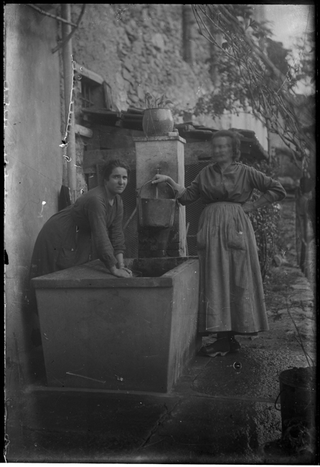 Ritratto di Anna e Margherita Pellandini accanto a una fontana