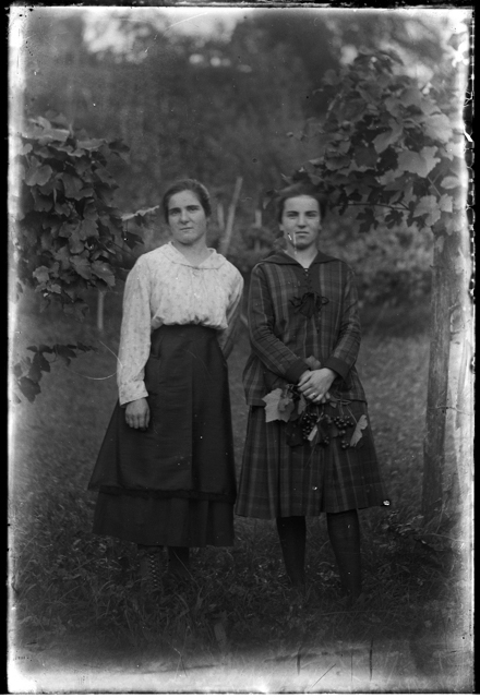 Ritratto di Anna e Camilla Pellandini in un vigneto