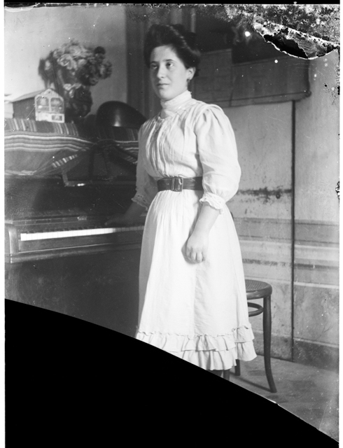 Ritratto di ragazza al pianoforte