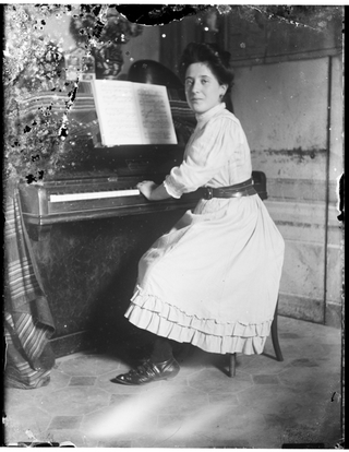 Ritratto di ragazza al pianoforte