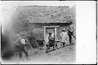 Gruppetto davanti a una cascina a (?)