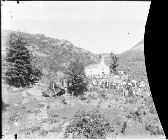 Fedeli riuniti all'oratorio della Madonna del Sasso sui monti di Brena a Gola di Lago