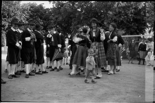 Suonatori di flauto di pan e donne in abiti tipici ticinesi
