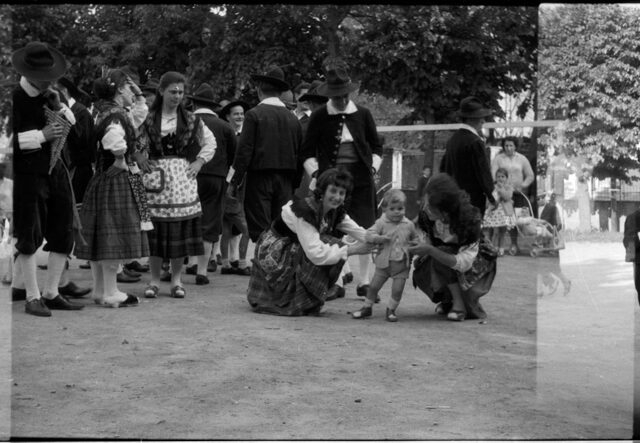 Suonatori di flauto di pan e donne in abiti tipici ticinesi