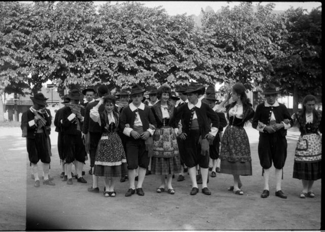 Suonatori di flauto di pan e donne in abiti tipici ticinesi