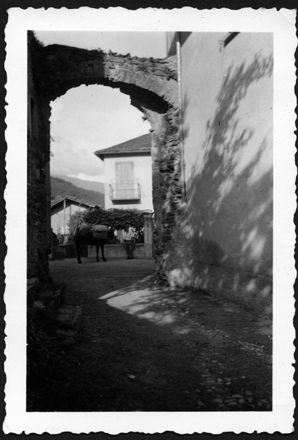 L'arco medievale e la piazza di Sala