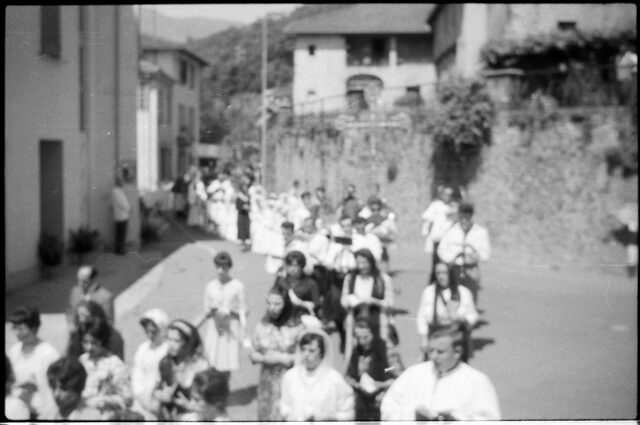 Passaggio di una processione a Tesserete (fuori fuoco)