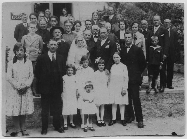 Ritratto di gruppo davanti al ristorante Club Alpino in occasione del matrimonio di Amedeo Balestra ed Elina Colombo