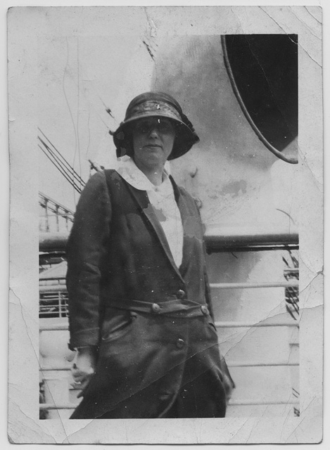 Ritratto di donna a bordo di una nave