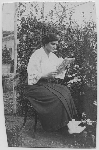 Ritratto di ragazza che legge in giardino