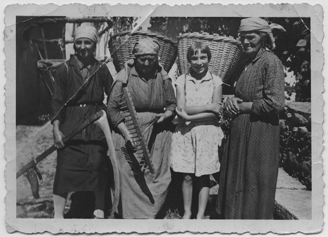 Donne in posa con attrezzi per la fienagione