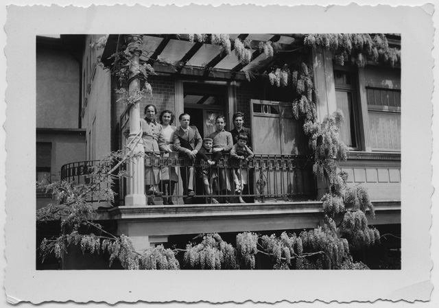 Famiglia Besomi sul balcone di casa a Tesserete